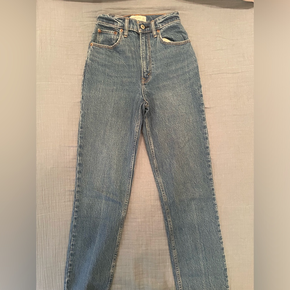 Abercrombie & Fitch Curve Love 90’s Ultra High Waist Straight Jean 000R